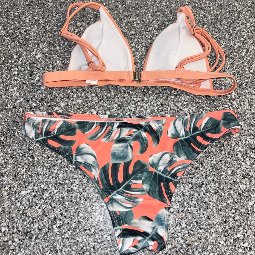 Bikini - Picture 3 of 3